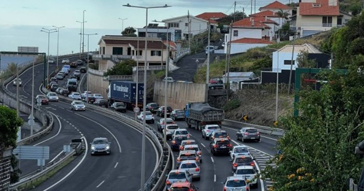 Colisão entre três viaturas no Porto Novo resulta em dois feridos