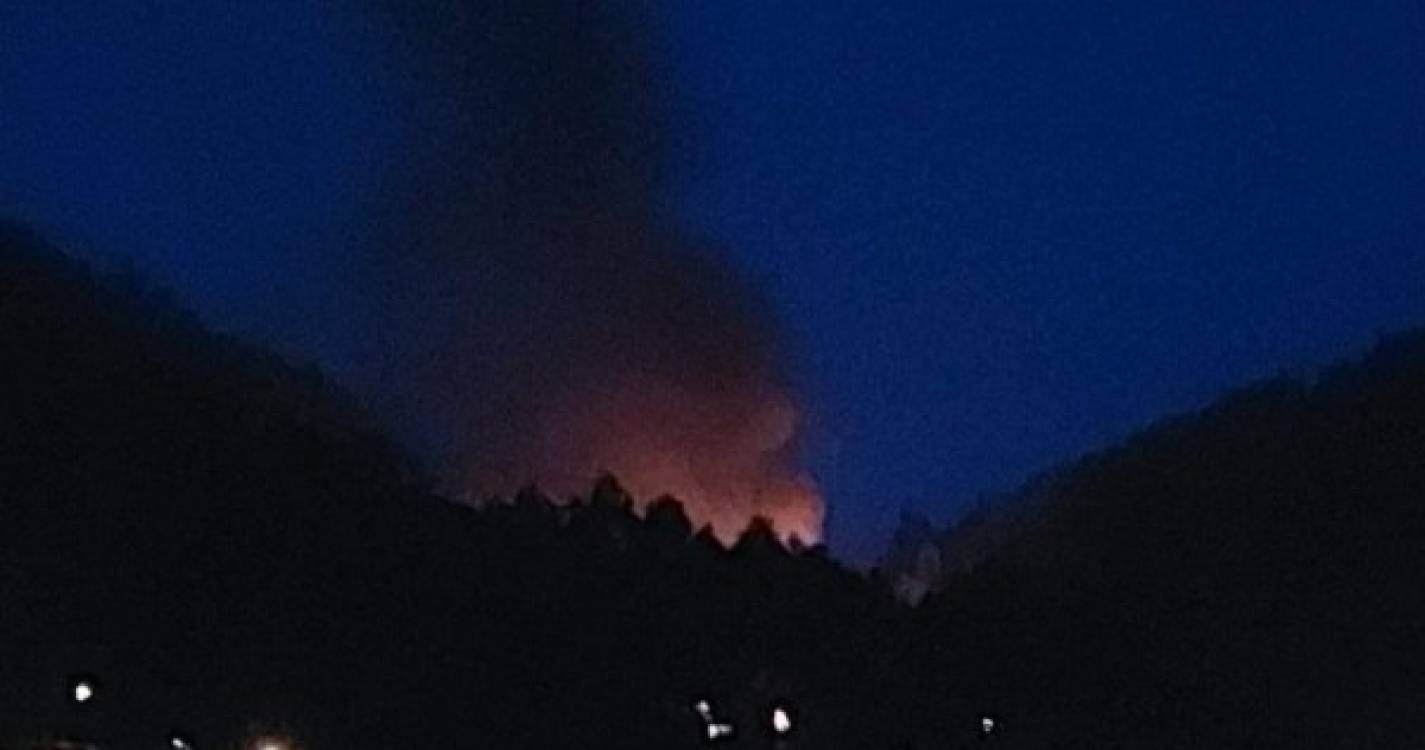 Incêndio de grande dimensão assusta moradores no Jardim da Serra