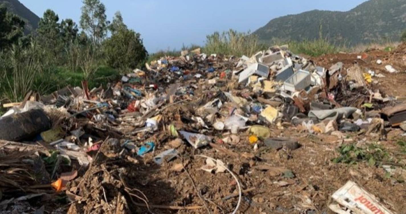 Veja a lixeira a céu aberto no sítio das Ginjas, em São Vicente (com vídeo)