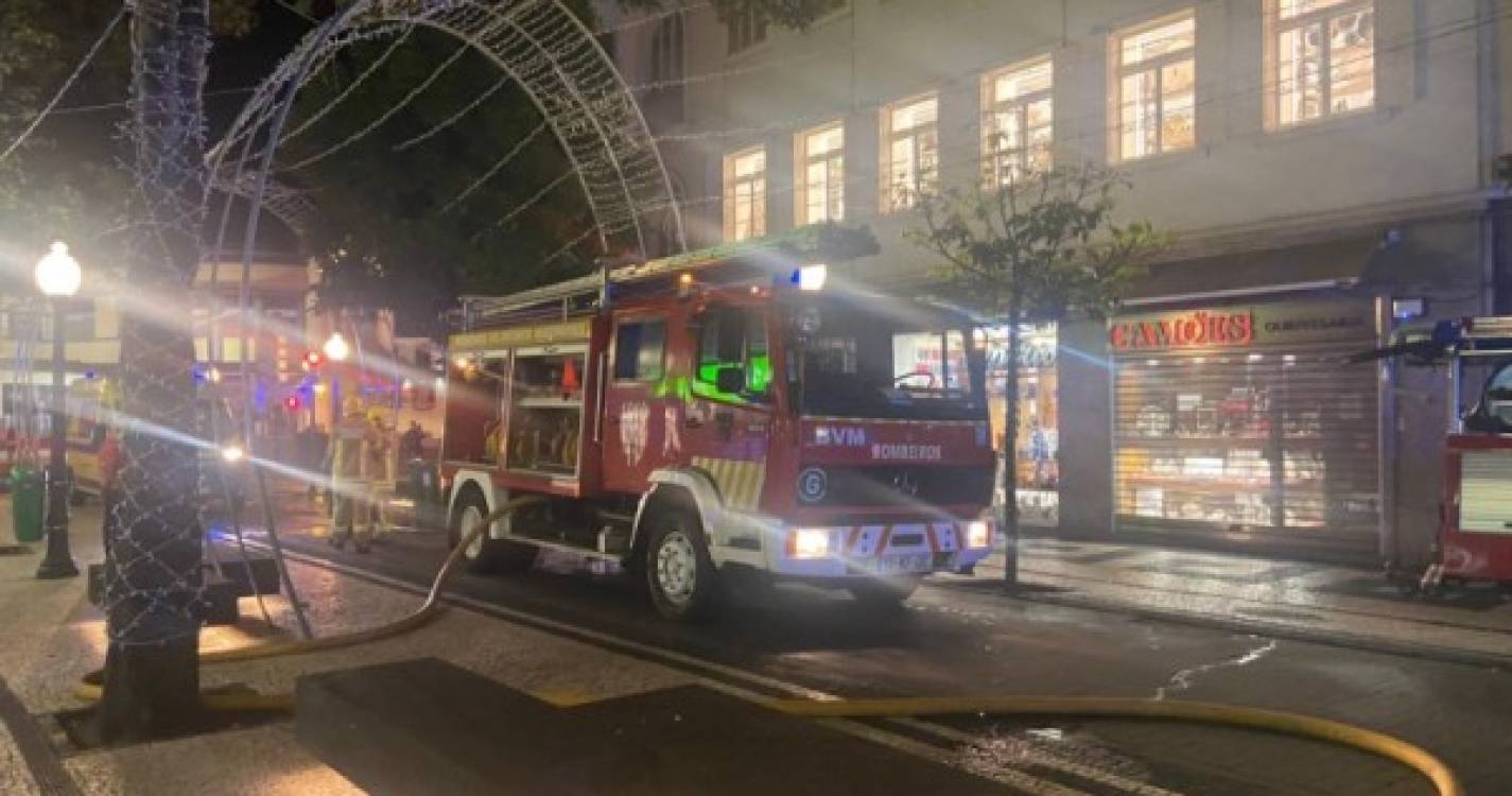 Bombeiros combatem incêndio na Rua Fernão Ornelas