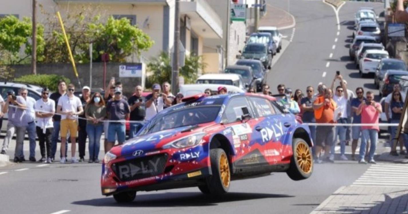 Miguel Nunes (Skoda Fabia Rally 2) enfrenta mais quatro classificativas durante a tarde