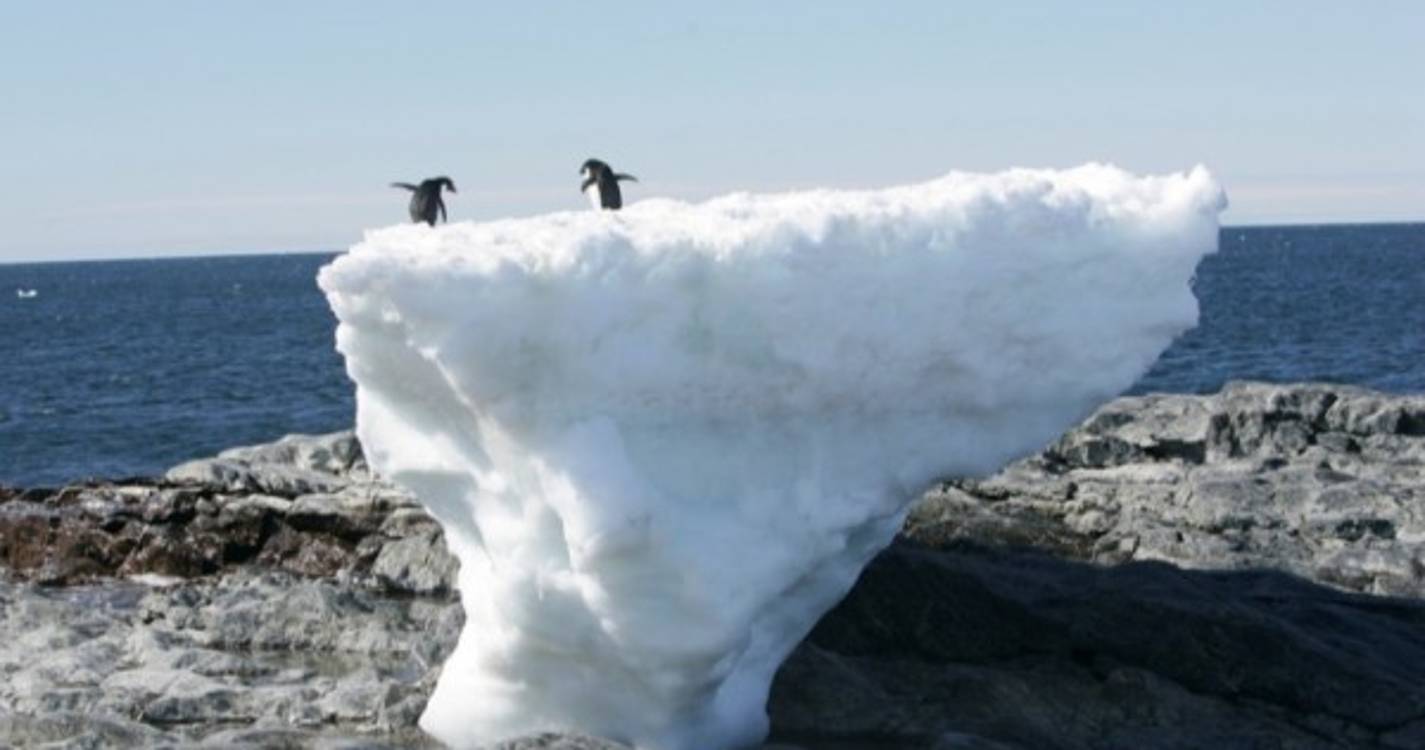Um icebergue com mais de 1.500 Km2 destaca-se da Antártida