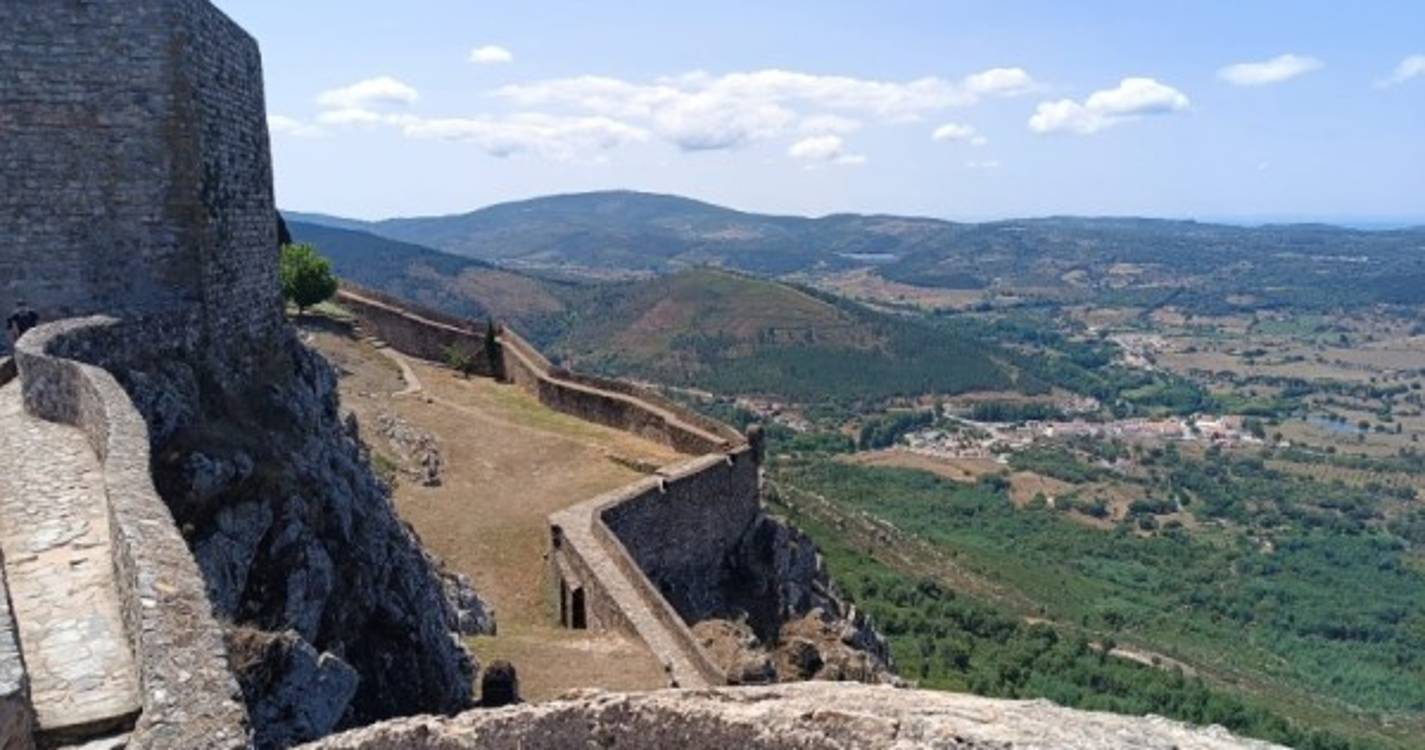 Incêndios: Mais de 100 operacionais e sete meios aéreos combatem fogo em Marvão