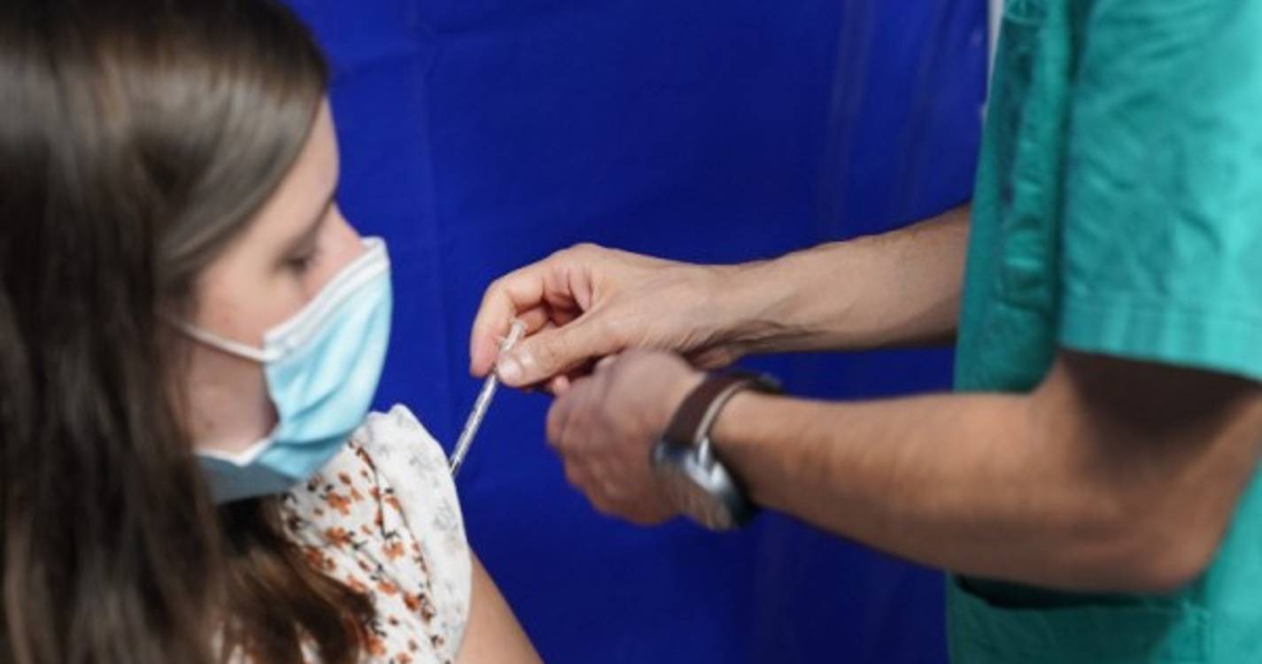 Covid-19: EMA admite recomendar para toda a população quarta dose de vacina adaptada