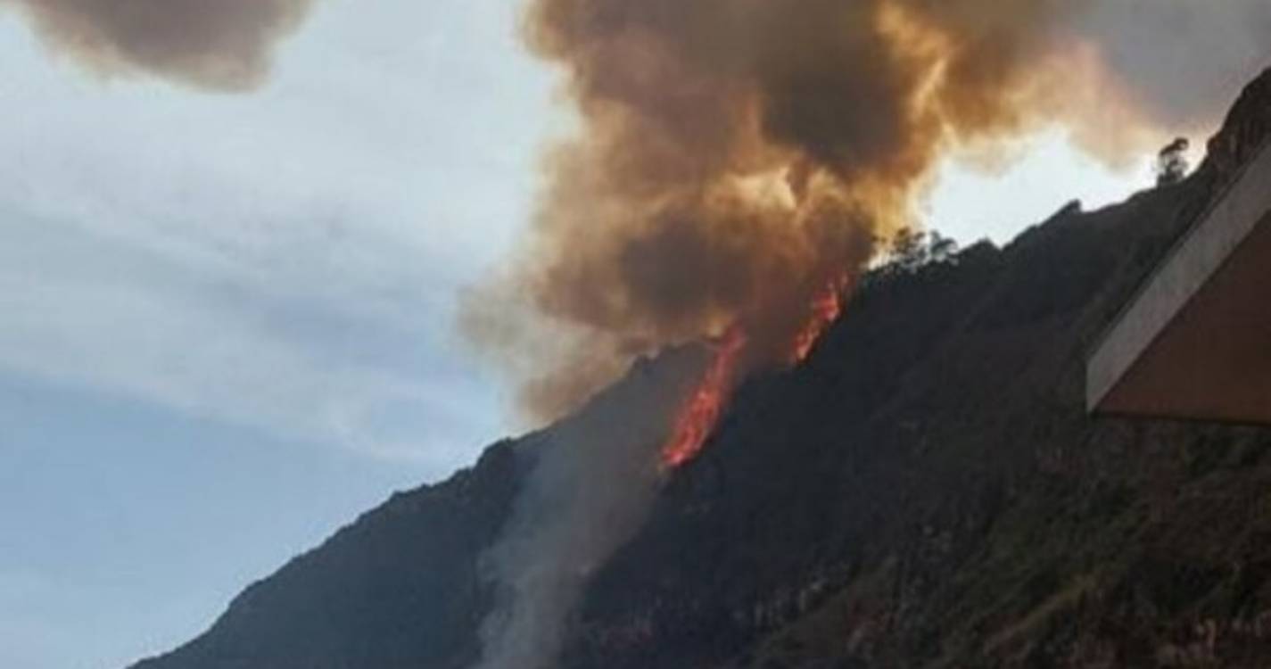 Imagens mostram fogo a chegar ao Porto Moniz