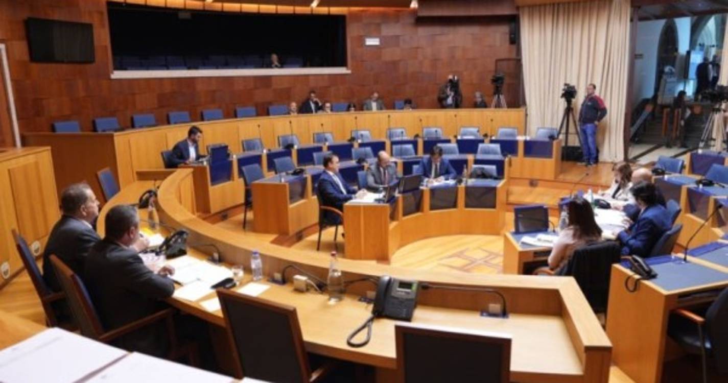 Brício Araújo pergunta se o relacionamento com poder político varia conforme a cor política