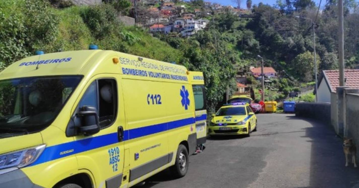 Bombeiros e EMIR socorrem homem inconsciente no Monte