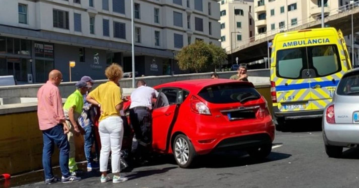 Vítima do acidente tinha 80 anos e era avô da criança que saltou do carro em andamento