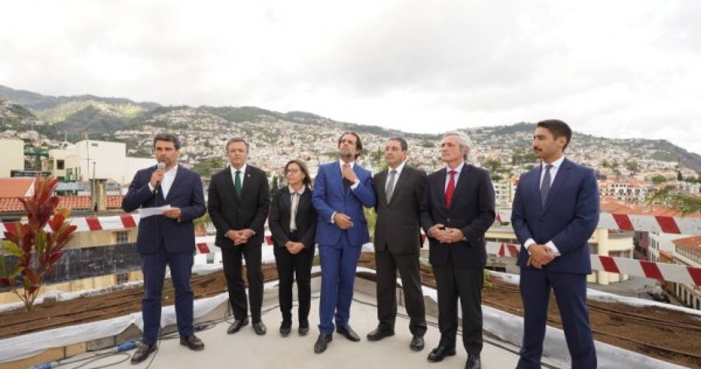 Cerimónia do 'pau de fileira' do Savoy Residence Insular reúne dezenas de personalidades