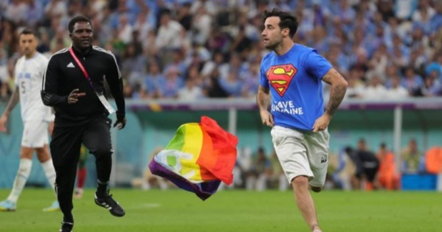 Mundial2022: Adepto que invadiu relvado 'banido' dos jogos no Qatar