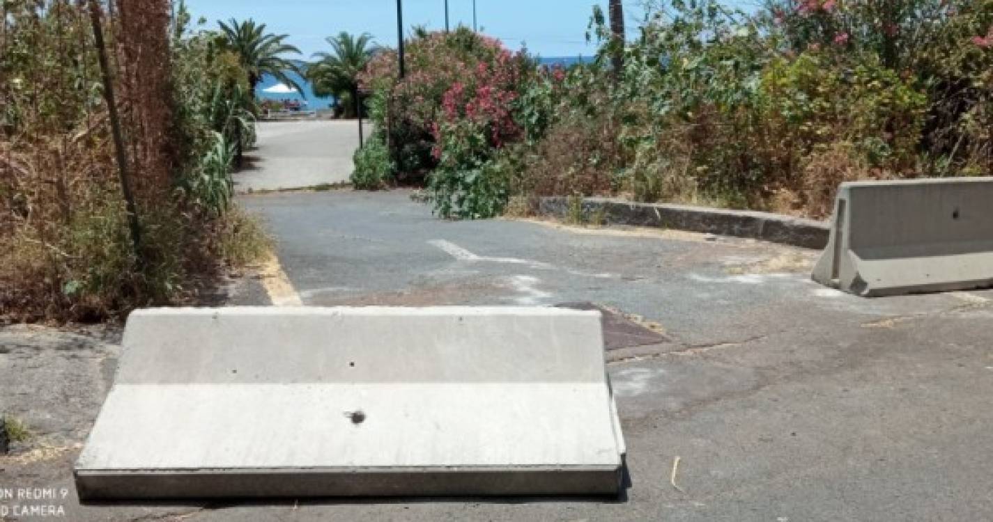Deslocada barreira que impede acesso ao estacionamento da Praia Formosa