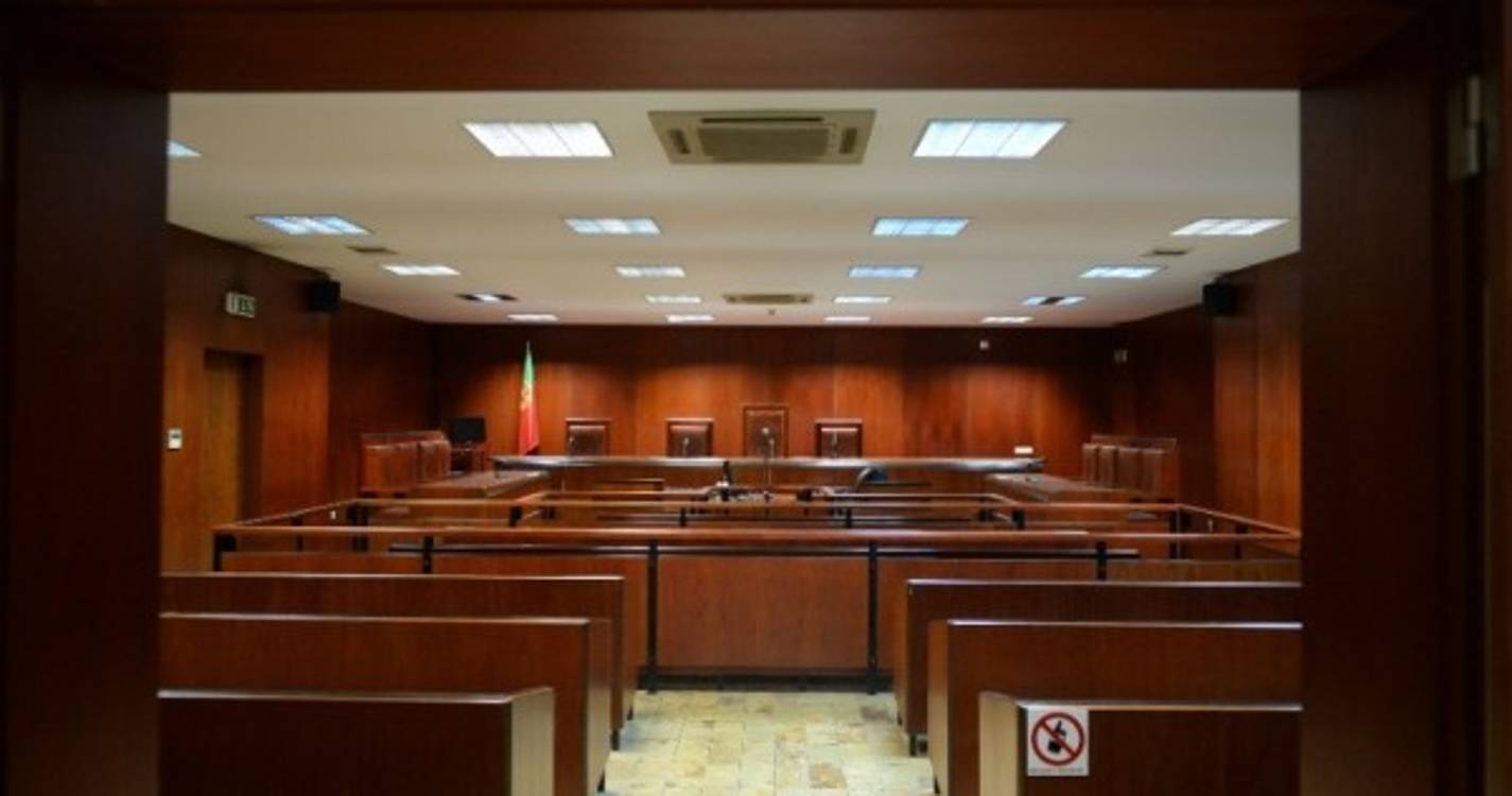 Advogado suspenso condenado por burla qualificada contra família madeirense