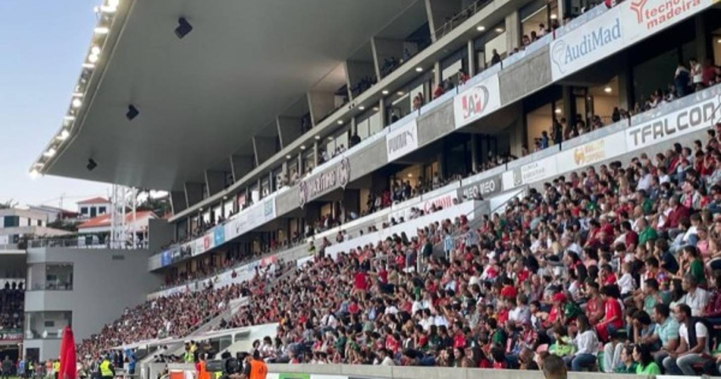 Caldeirão 'a ferver' com enchente da época (com fotos)