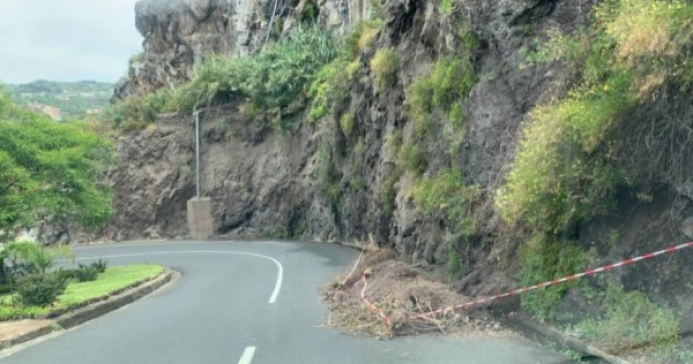 Deslizamento de terra obstrui estrada na Ribeira Brava há uma semana