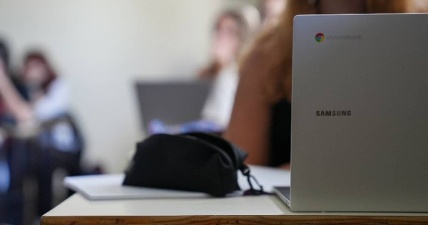 Alunos e professores com computadores bloqueados e sem acesso à net