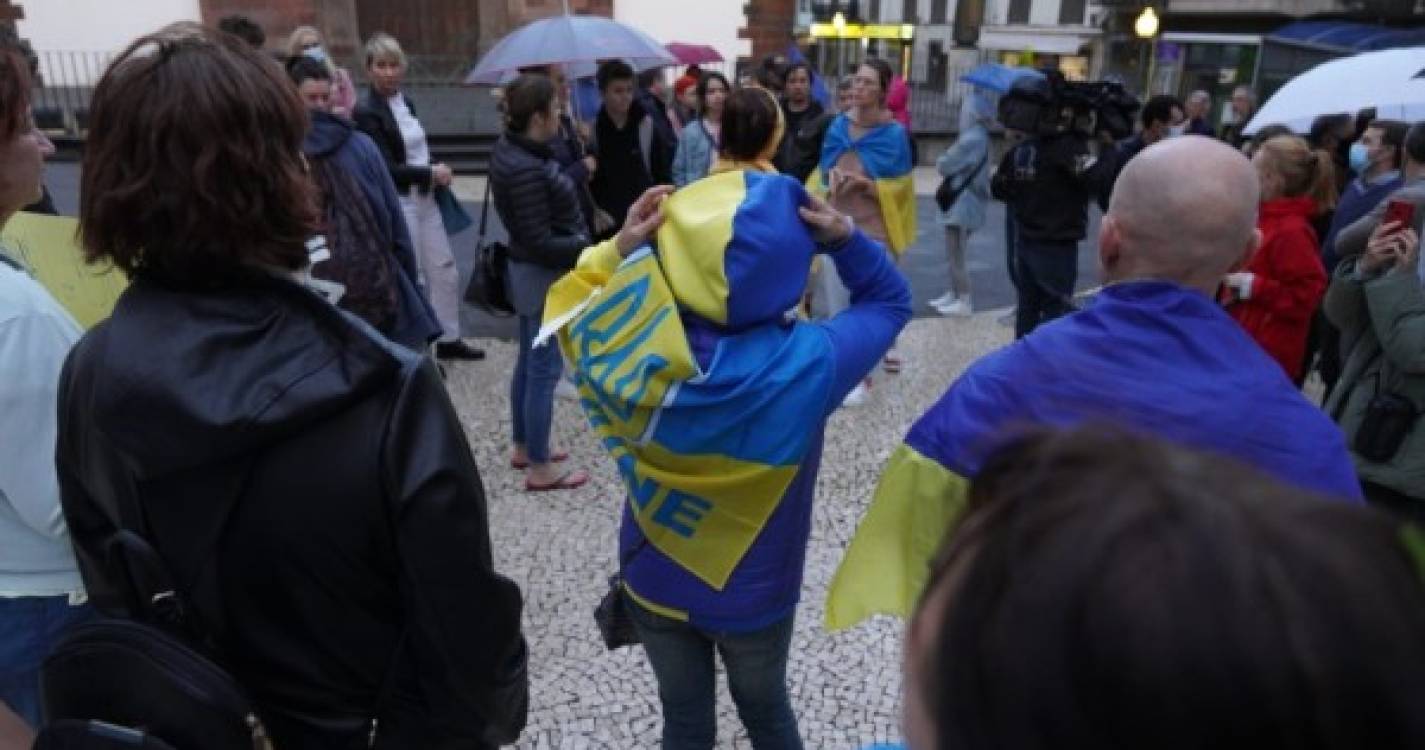 Ucrânia: Dezenas de pessoas em vígilia pela paz junto à Sé do Funchal [com fotos]