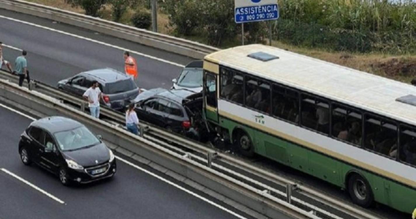 Colisão rodoviária na faixa sul fecha via rápida (com fotos)