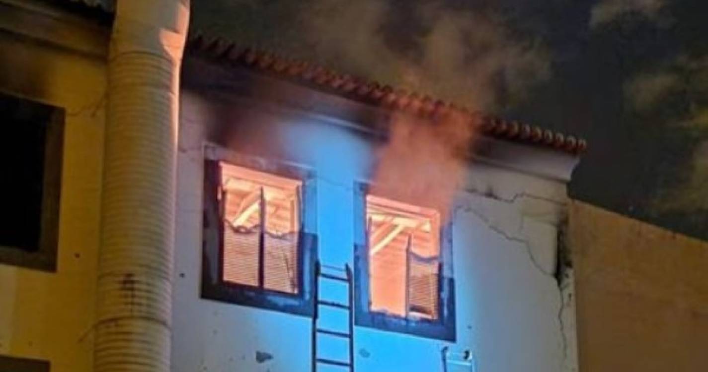 Incêndio esta madrugada em prédio no Funchal acionou duas corporações (com fotos e vídeo)