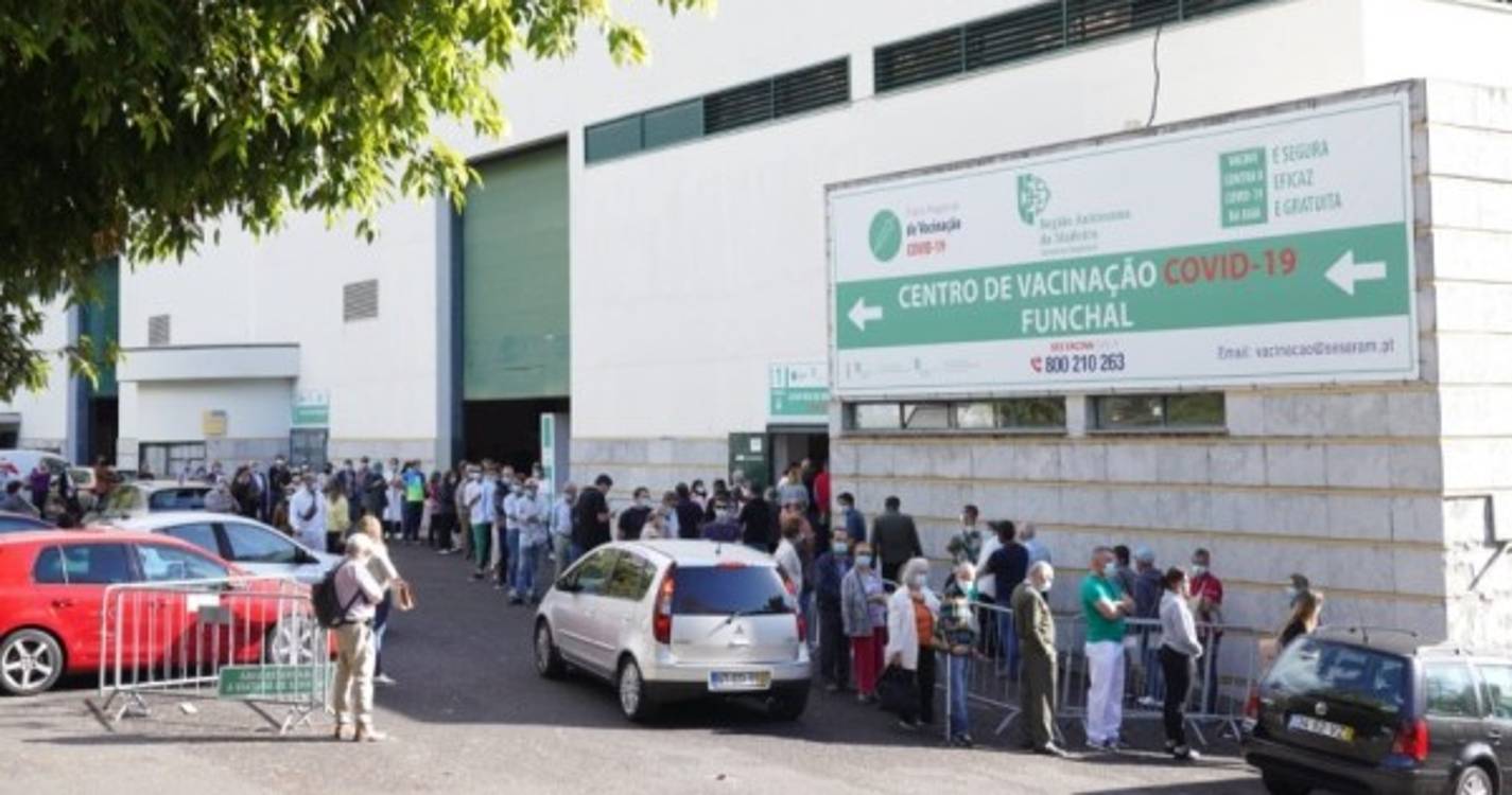Covid-19: Longas filas à entrada para o centro de vacinação no Tecnopolo