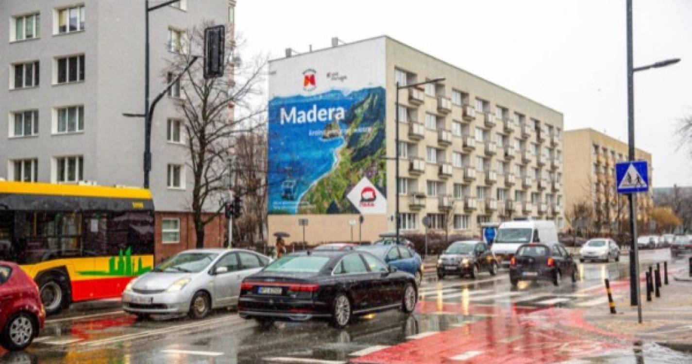 Paisagens madeirenses em cartazes nas ruas de Varsóvia