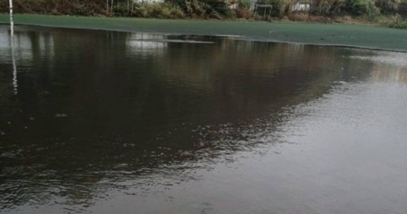 Campo de futebol da Praia Formosa transformado num lago