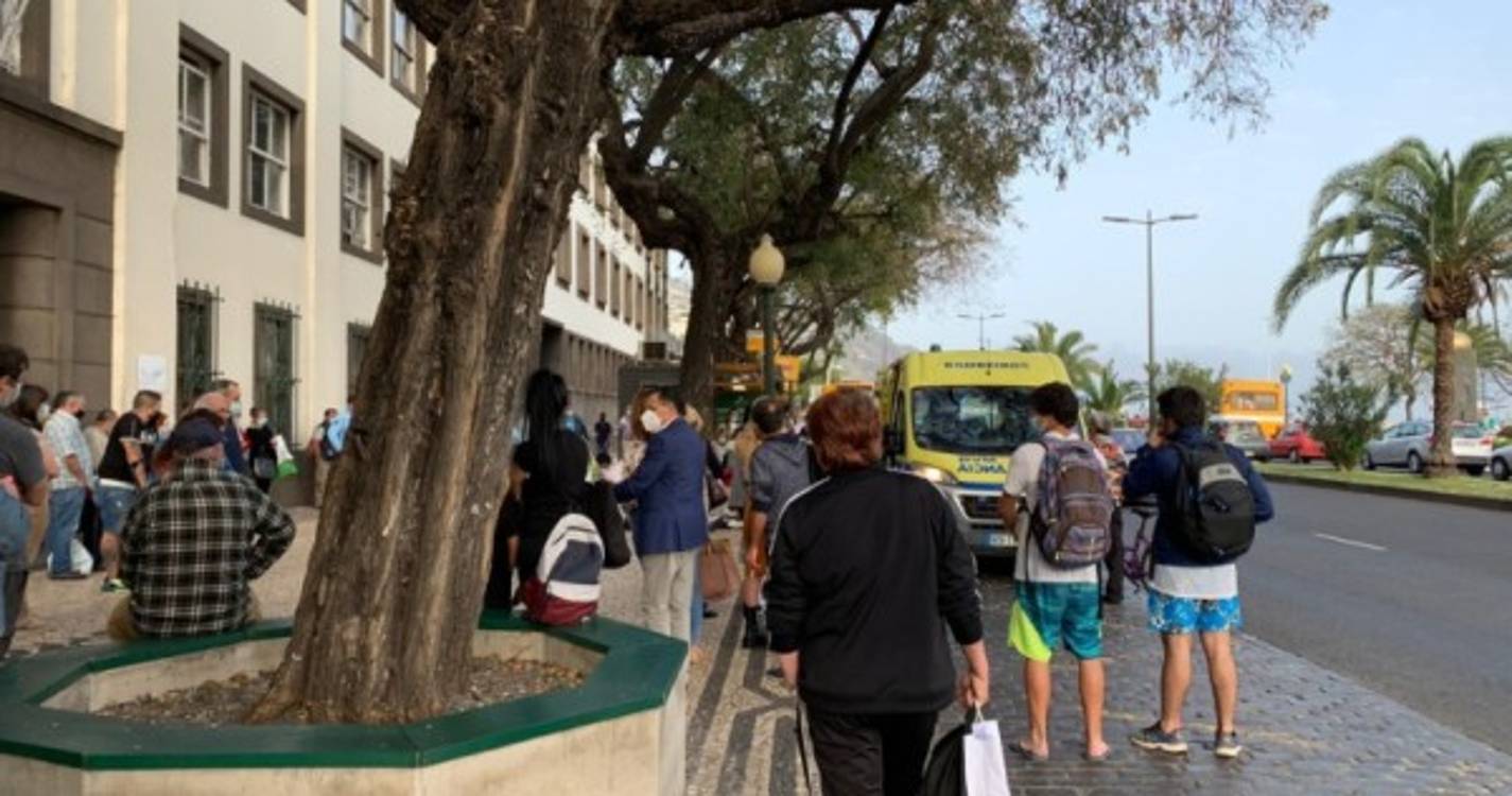 Bombeiros e EMIR tentam salvar indivíduo na Avenida do Mar