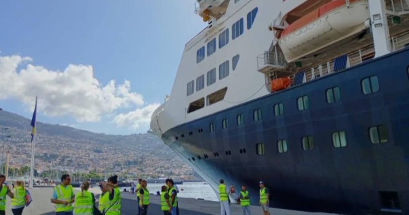 31 tripulantes do cruzeiro ‘Vasco da Gama’ limpam praia da Maiata
