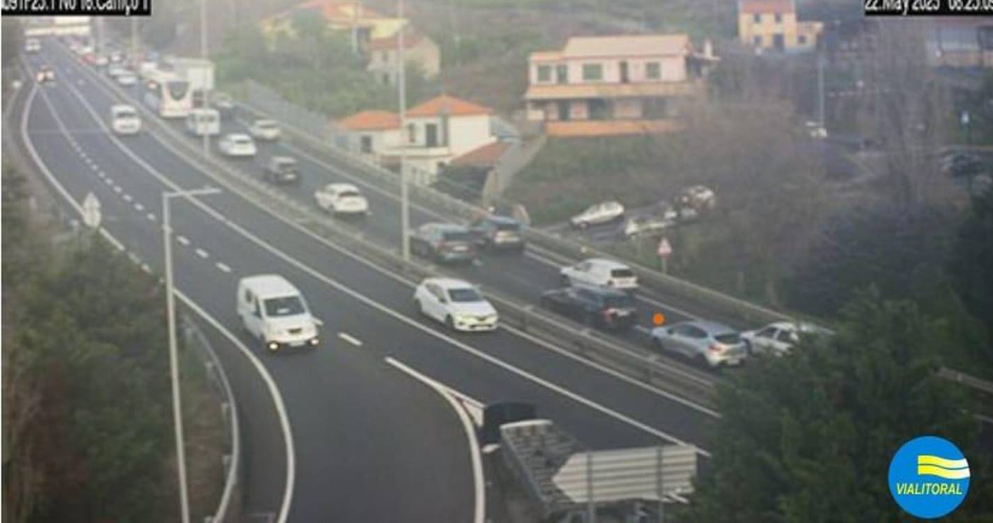 Tráfego intenso na via rápida da Cancela
