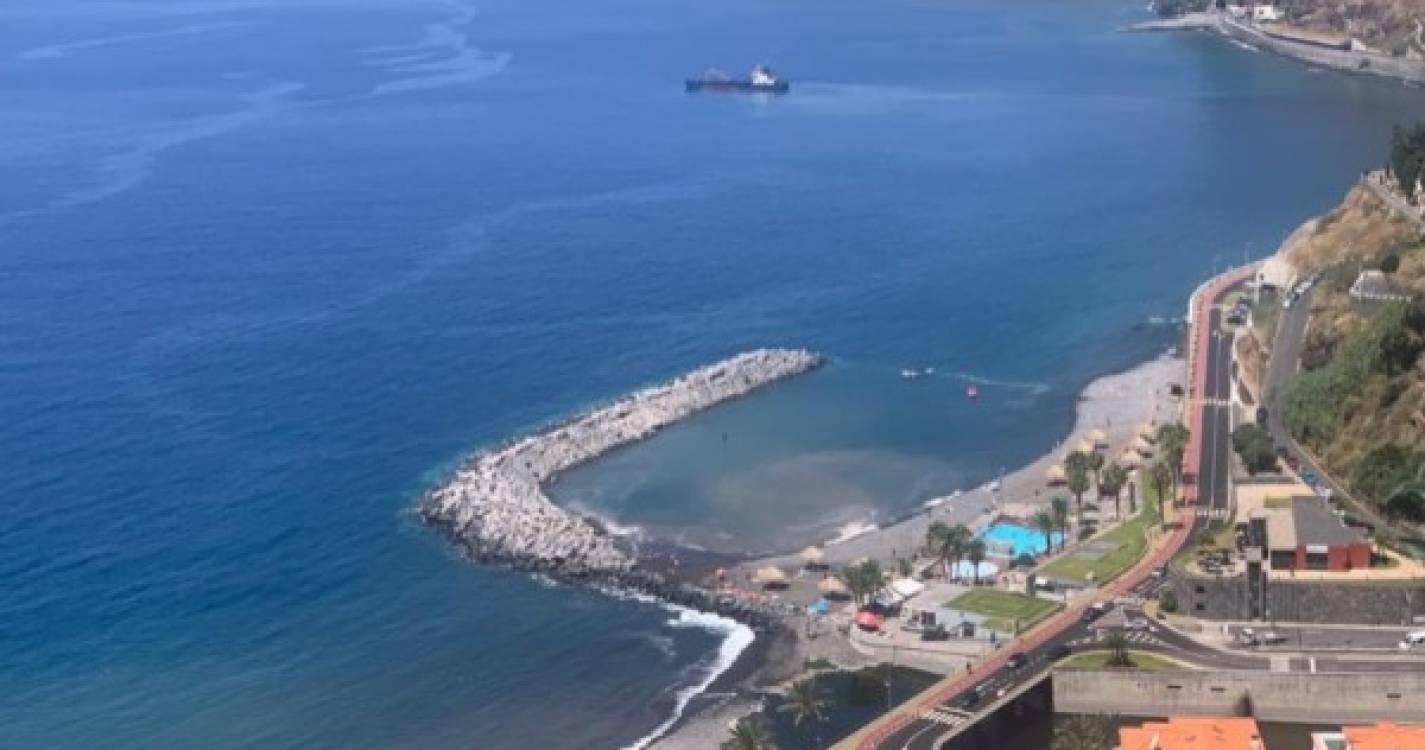 Câmara Municipal diz que poluição no mar da Ribeira Brava foi causada por microalgas
