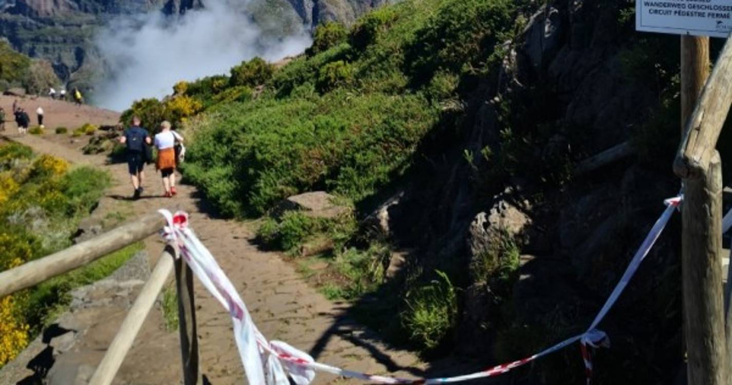 Turistas ignoram avisos e aventuram-se em percursos pedestres encerrados