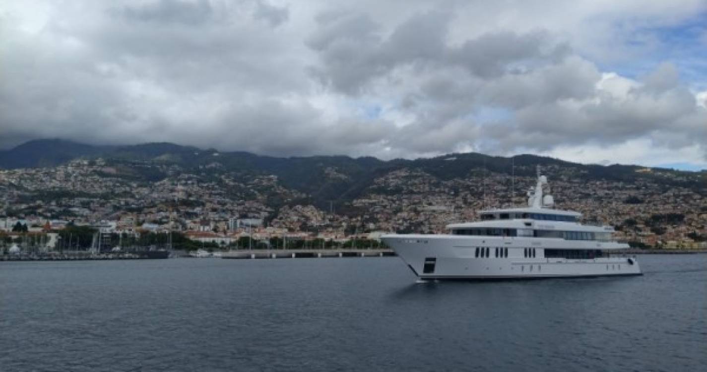 Mega-iate de luxo ‘Top Five II’ já está no Funchal