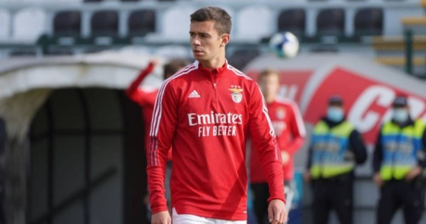 'Bis' do madeirense Henrique Araújo dá vantagem ao Benfica ao intervalo