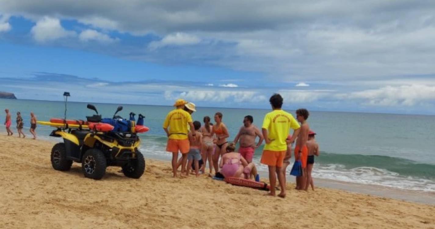 Nadadores salvadores salvam vida a banhista na praia do Combro, no Porto Santo