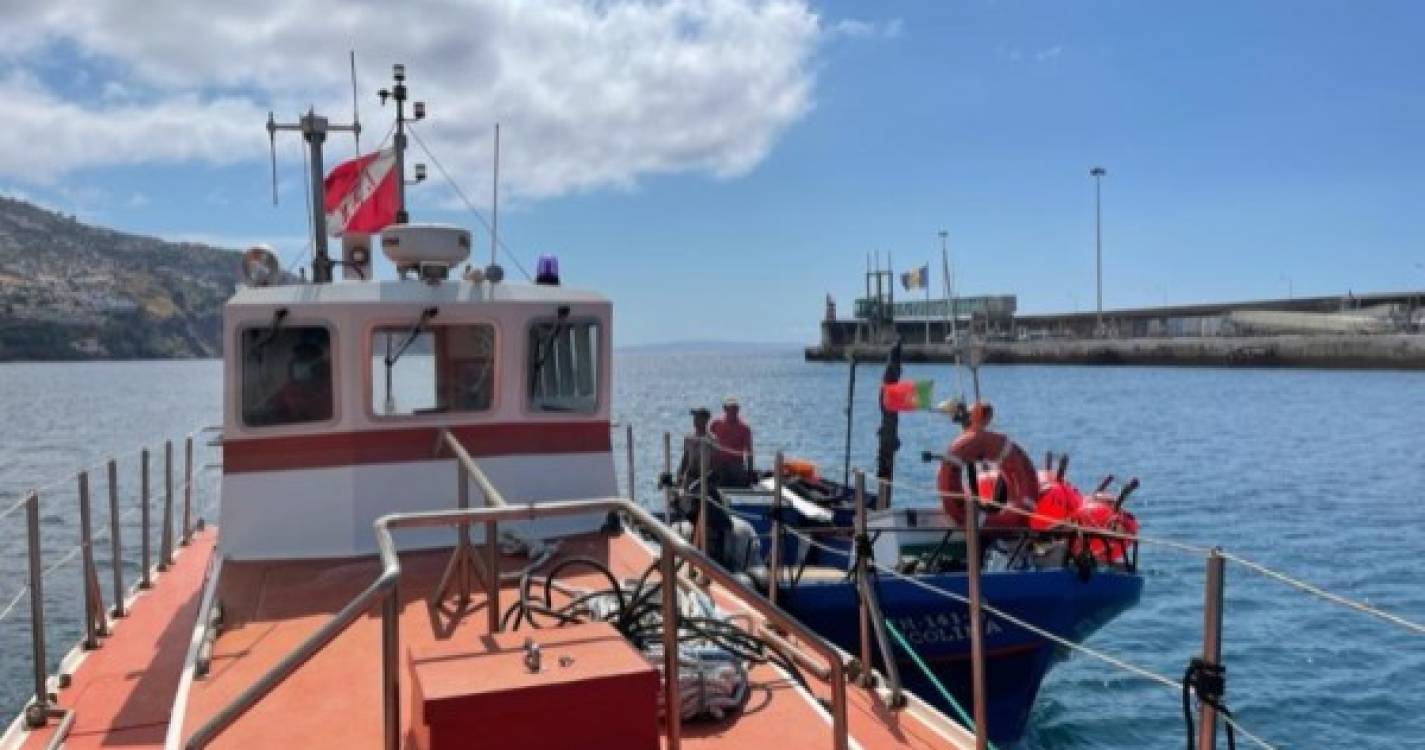 Embarcação de pesca foi auxiliada por salva-vidas no porto do Funchal
