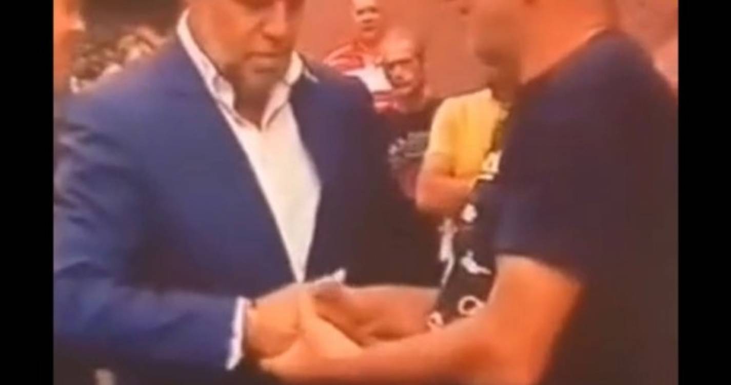 Albuquerque: "Estava a dar-me um bilhete sobre um problema que ele tem"