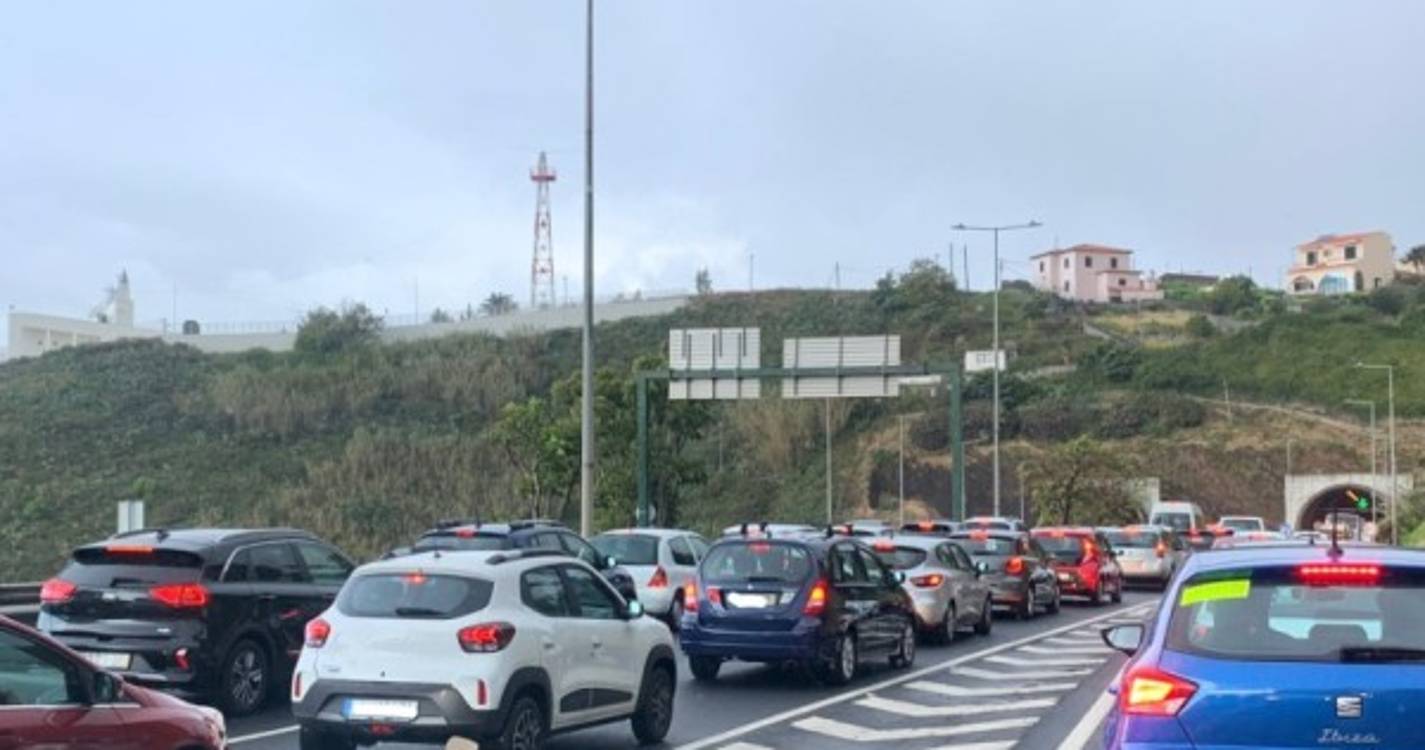 Trânsito congestionado na via rápida no sentido Santa Cruz - Funchal