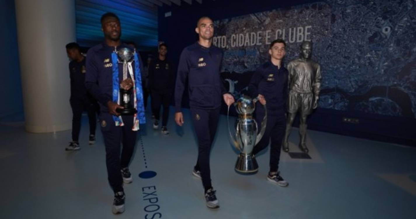 Plantel do FC Porto entrega troféus da ‘dobradinha’ a Pinto da Costa e museu