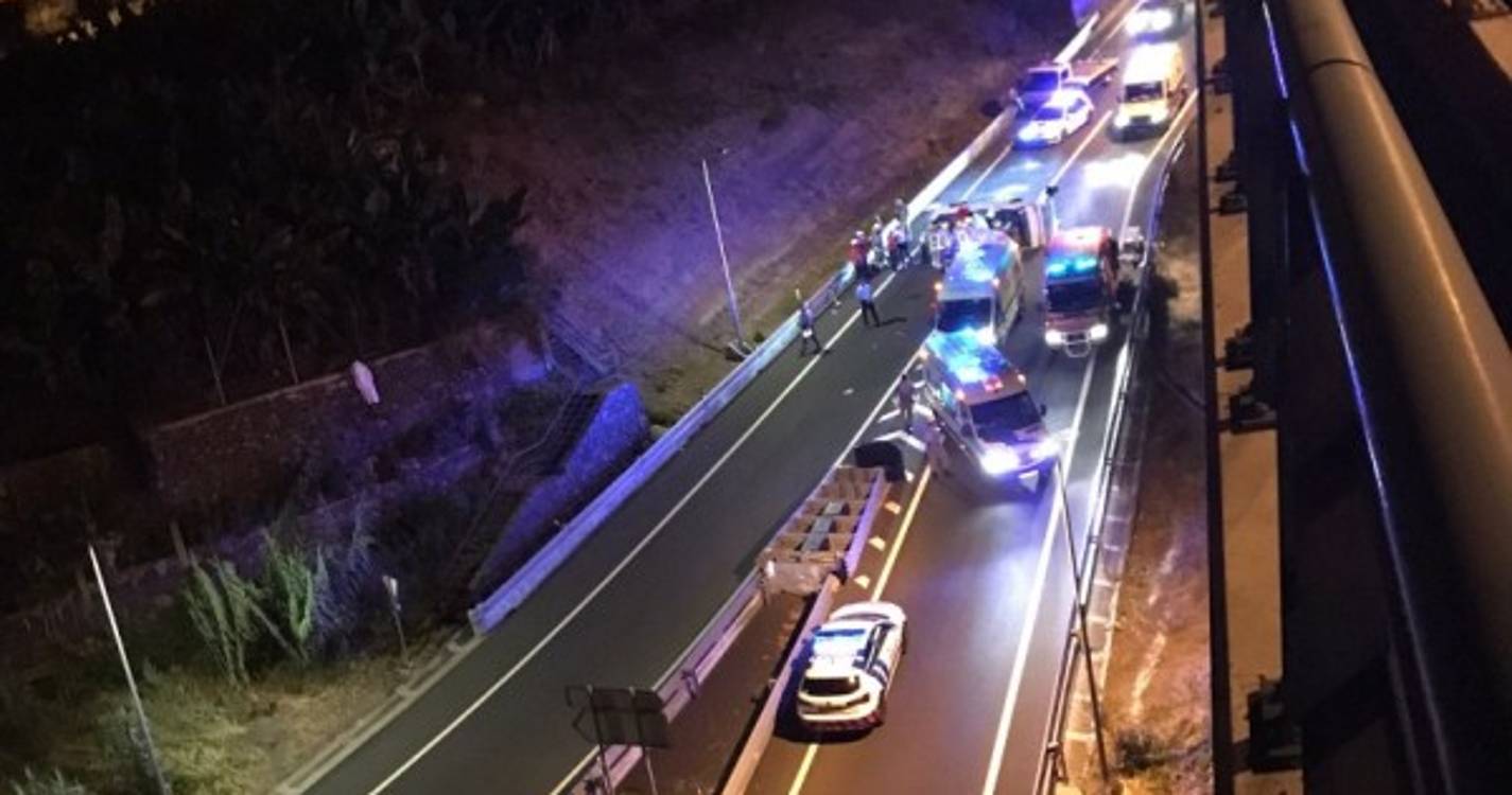 Jovem na casa dos 20 anos morreu na sequência de capotamento de carrinha que seguia para arraial