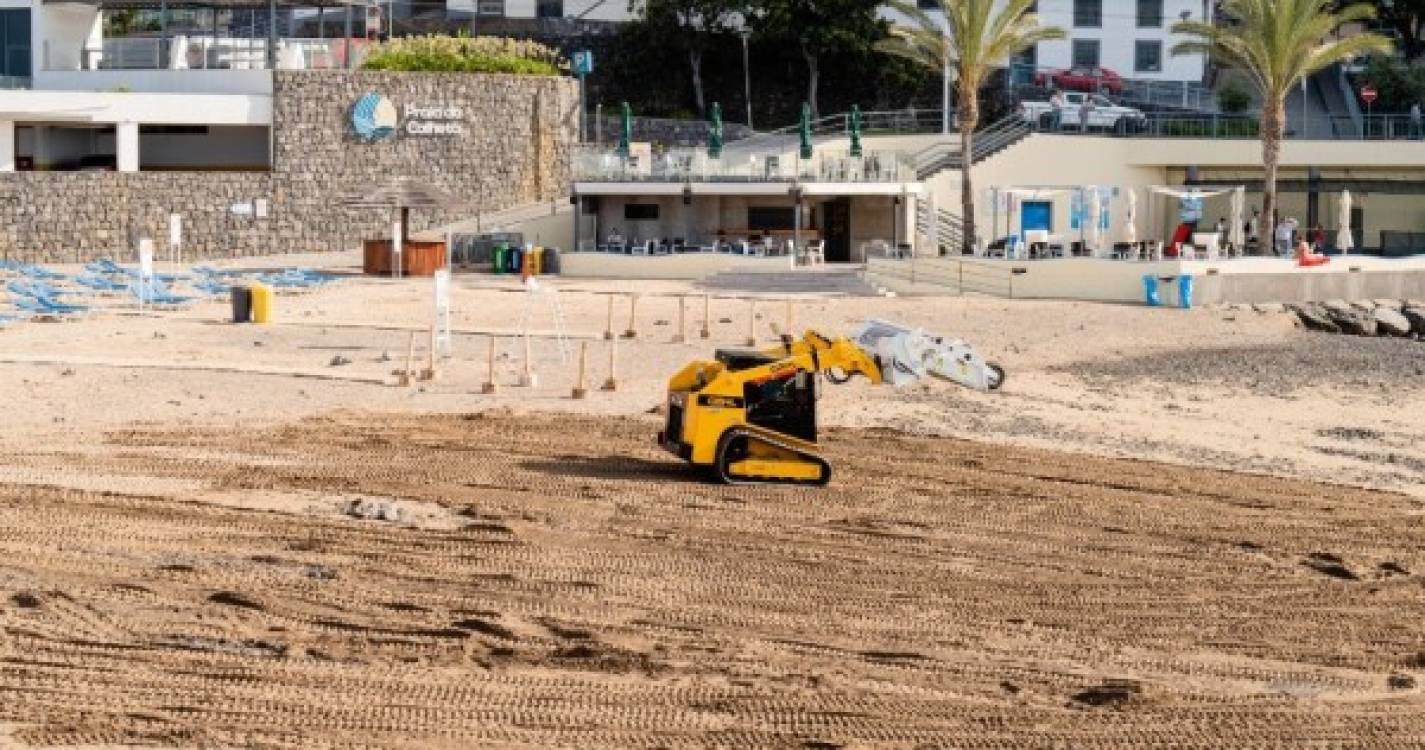 Calheta com 'limpa-praias' e novo carregamento de areia