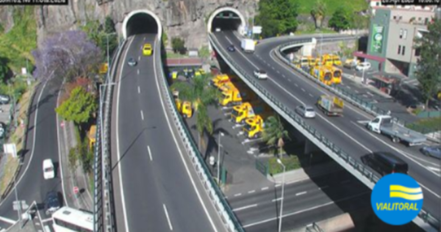 Carro parado na via rápida na zona dos Viveiros condiciona trânsito