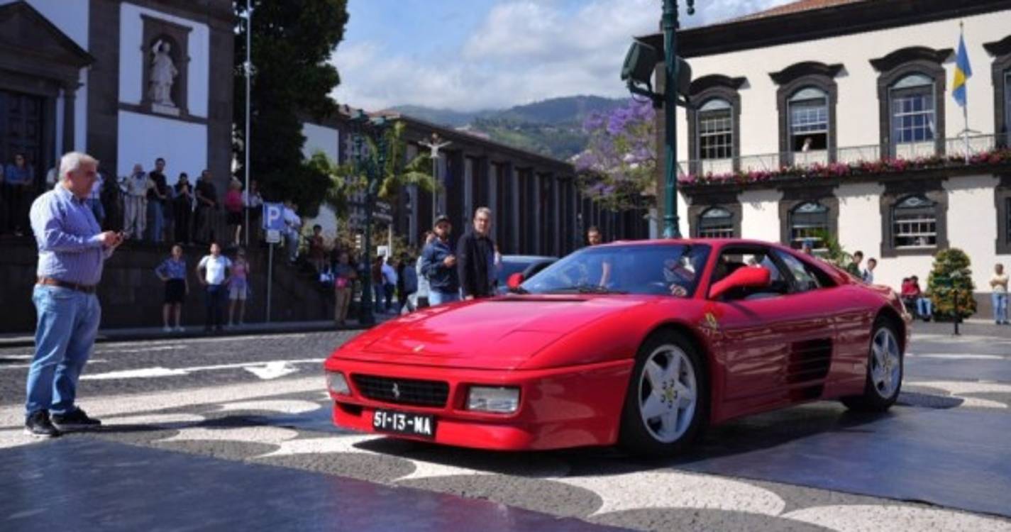 Largo do Município composto para ver os ferraris