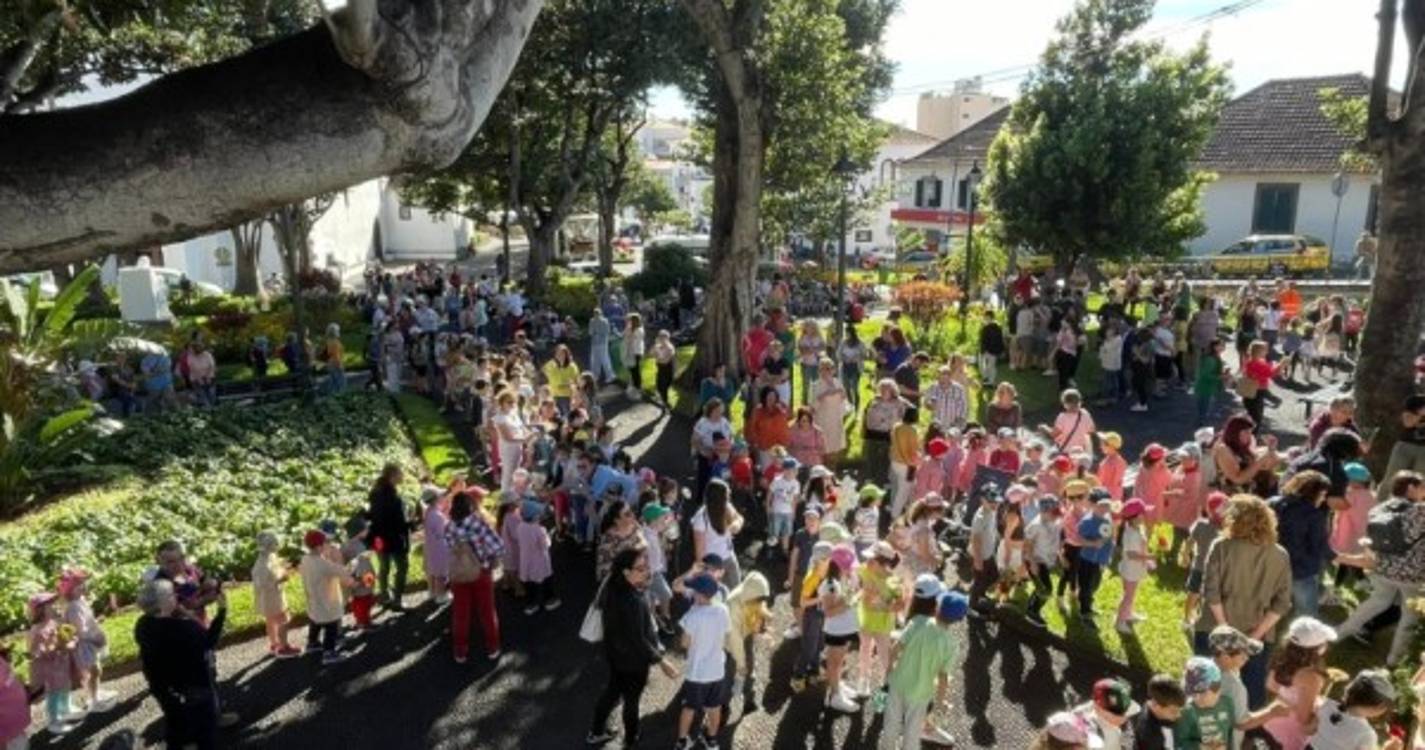 Muro da Paz em Santa Cruz reúne centenas de crianças (com fotos)