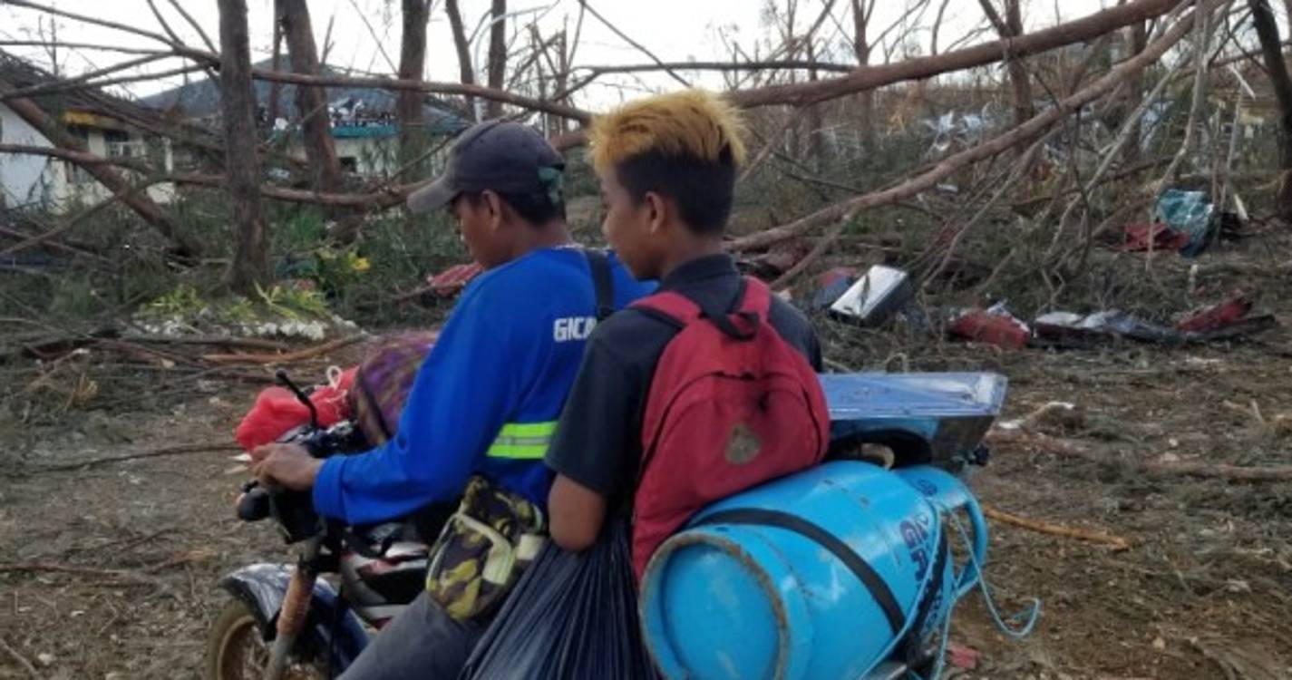 Pelo menos 208 mortos em tufão nas Filipinas