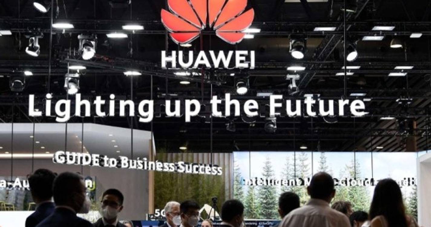 Receitas da Huawei caem perto de 30% em 2021