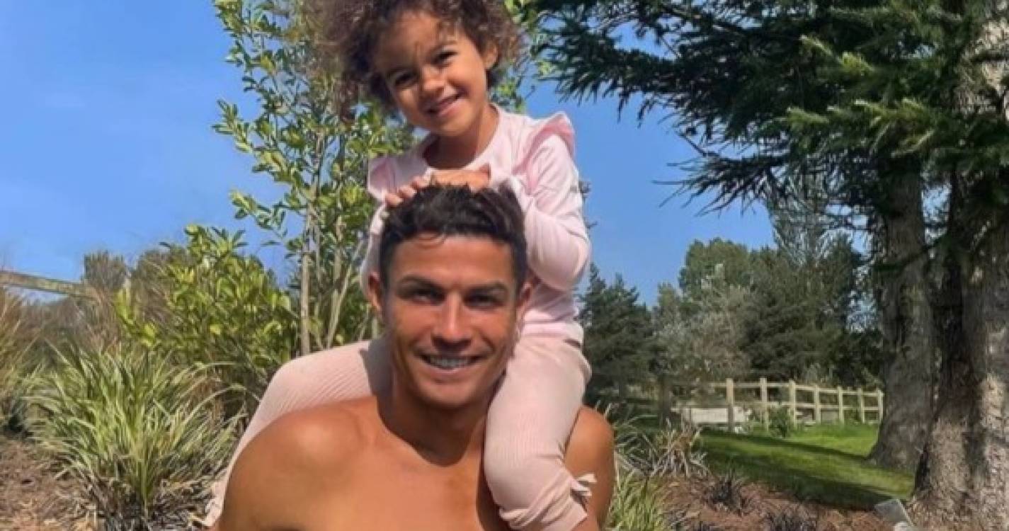 Filha de Ronaldo e Georgina operada de urgência, garante imprensa internacional