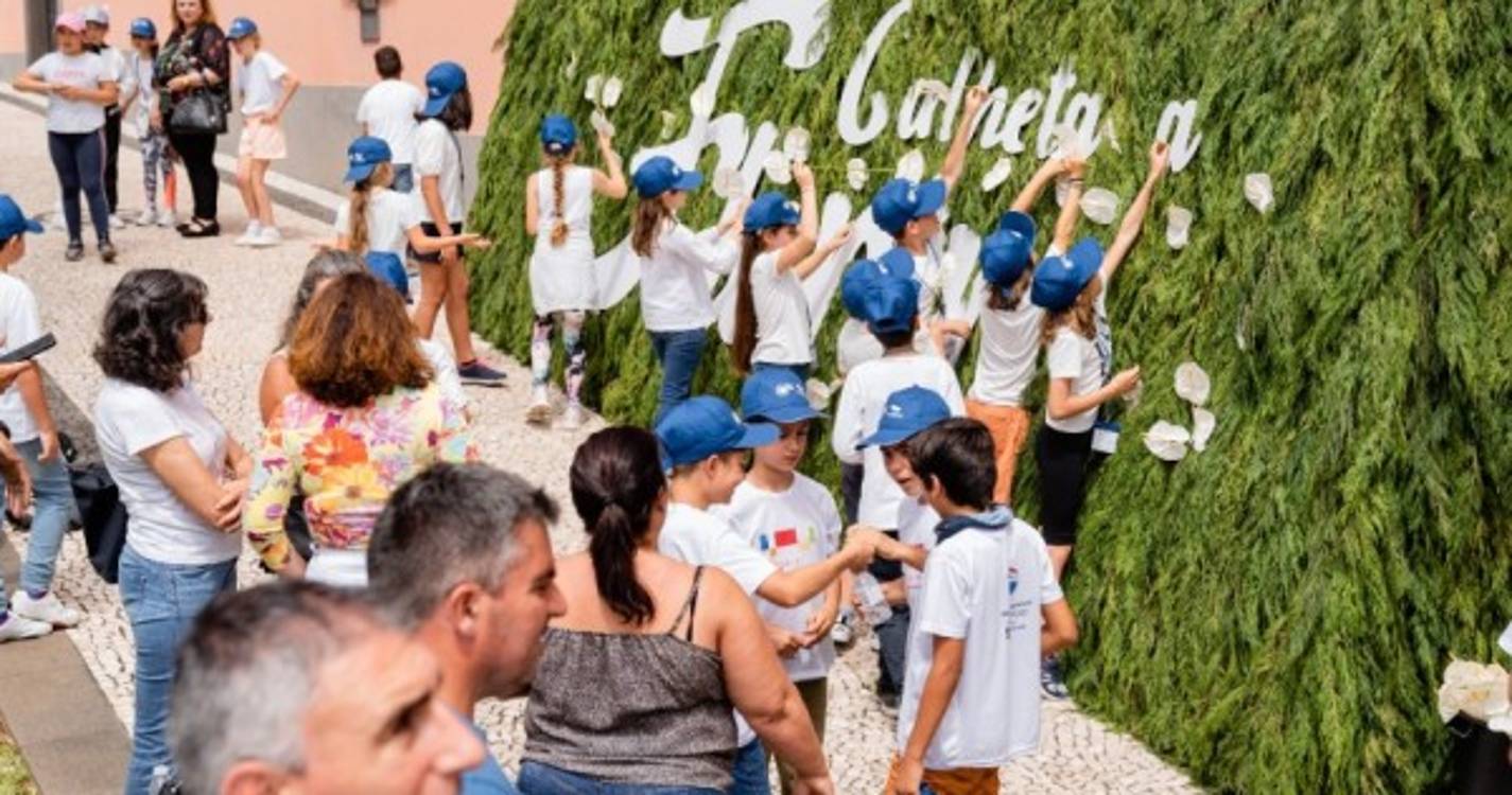 Crianças edificaram ‘Mural da Esperança’ na Calheta que está engalanada a preceito. Veja as imagens