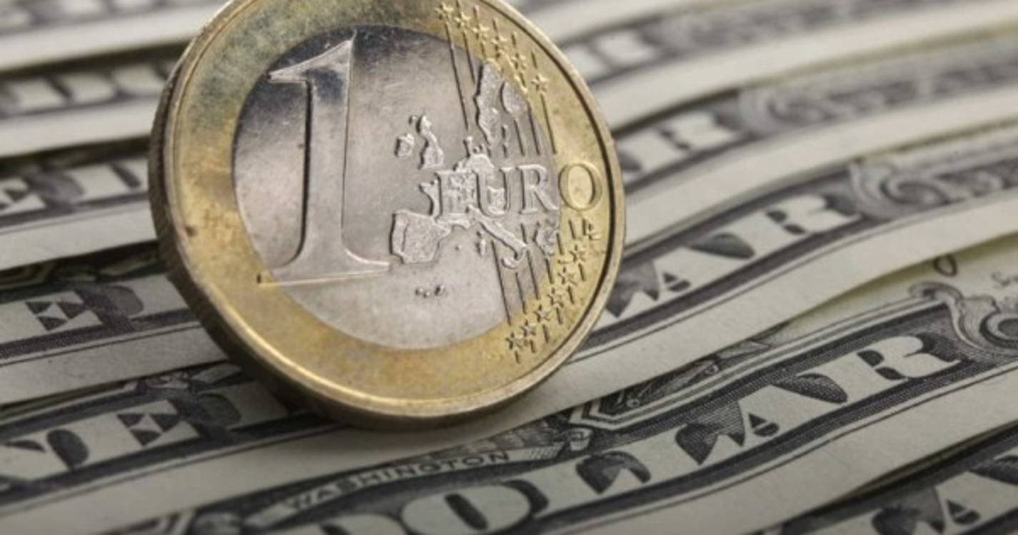 Euro sobe após uma semana de quedas face ao dólar