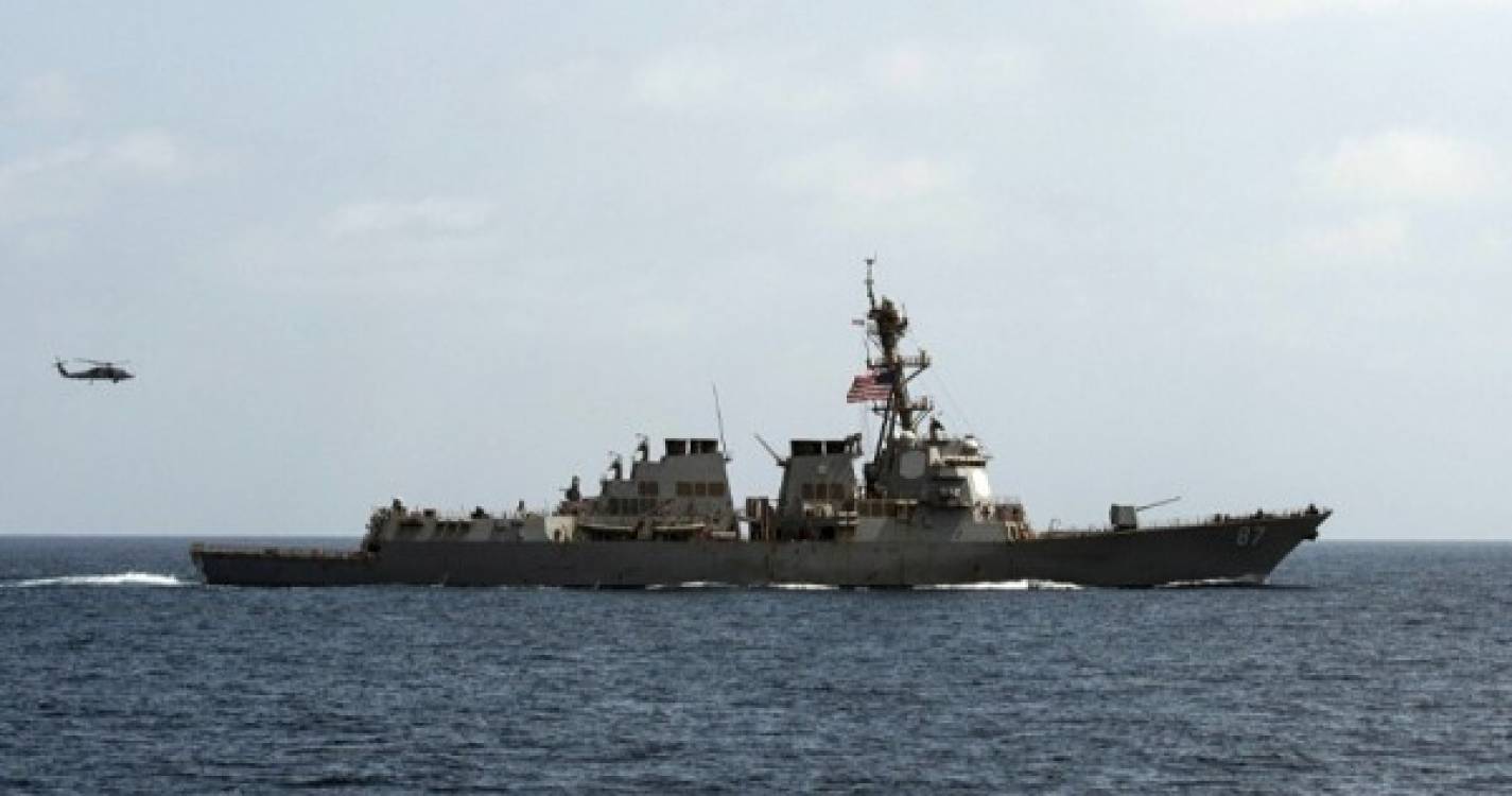 Marinha dos EUA dispara tiros de aviso contra navios iranianos em Ormuz