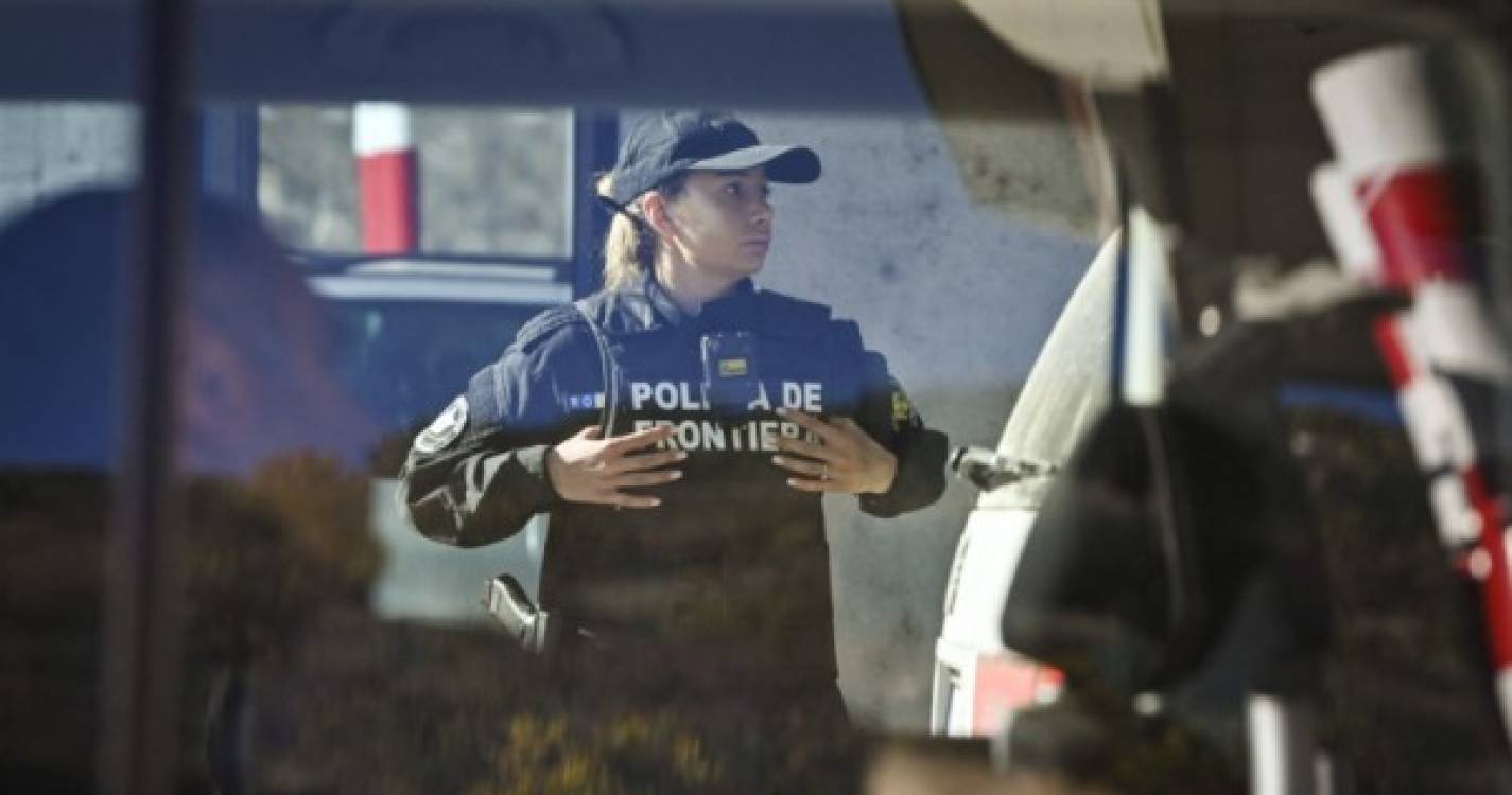 Polícia romena encontra 26 migrantes num camião com latas de ácido