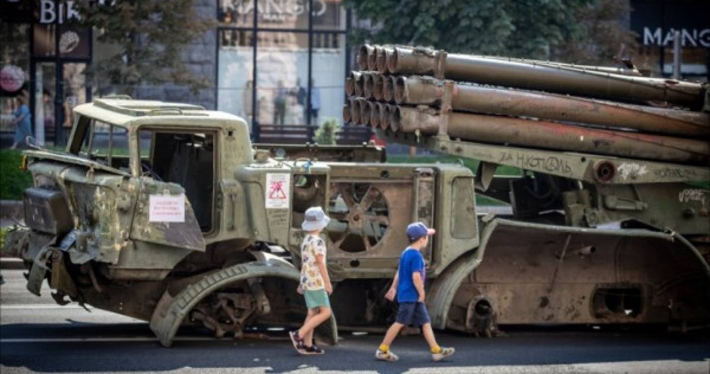 Ucrânia: Ataque russo mata quatro funcionários de uma escola ucraniana